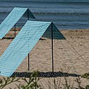 L’aménagement de la plage avec des tentes pare-soleil, rappelle l’architecture balnéaire de la Grande Motte, conçue par Jean Balladur.