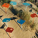 La plage n’est pas dépourvue de confort; ces petites tables se plantent dans le sable, bien pratiques pour une pause drink. Tables Grand-Mottois, création 5.5 Designers.