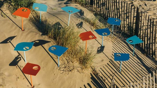 La plage n’est pas dépourvue de confort; ces petites tables se plantent dans le sable, bien pratiques pour une pause drink. Tables Grand-Mottois, création 5.5 Designers.
