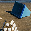 Pyramide tronquée à petite échelle, chacun peut s’amuser à jouer aux architectes en herbe, en faisant des pâtés de sable. Seau Pyramide de sable, création 5.5 Designers.