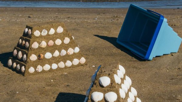Pyramide tronquée à petite échelle, chacun peut s’amuser à jouer aux architectes en herbe, en faisant des pâtés de sable. Seau Pyramide de sable, création 5.5 Designers.