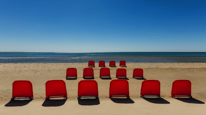 Simples et efficaces, ils permettent de goûter aux plaisirs d’être dans le sable, tout en étant assis. Dossiers Acapulto, création 5.5 Designers.