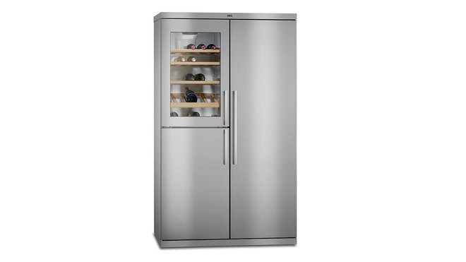 Idéalement deux fois par mois, votre réfrigérateur doit être nettoyé à l'eau tiède légèrement savonneuse, puis soigneusement essuyé. Modèle à trois portes RXE75911TM chez AEG: réfrigérateur, congélateur et cave à vin.