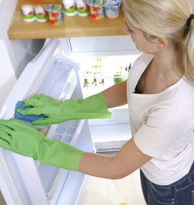Les joints du réfrigérateurs peuvent être nettoyés avec un peu d’eau propre, puis séchés avec un chiffon doux.