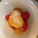 Harmonie de cerises avec une glace à l’amande et une tuile cacao.