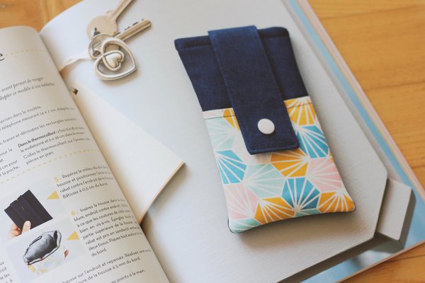 Réaliser sa housse de téléphone c'est facile en 1 h de temps en suivant les conseils de Louise...