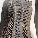 Les plis cousus : le pli cousu est un repli de tissu piqué dans toute sa longueur, une succession de plis couchés produit un effet décoratif et structuré.