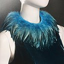 Coudre des rangs de plumes à la main pour obtenir un col original et somptueux