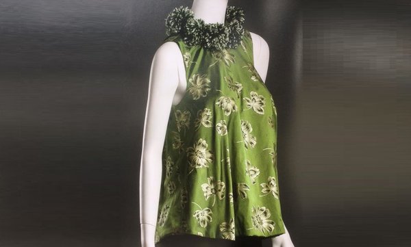 Franges pompons et glands , le pompon habituellement se dresse au sommet d'un bonnet, ici ils ornent le décolleté d'une blouse en soie.