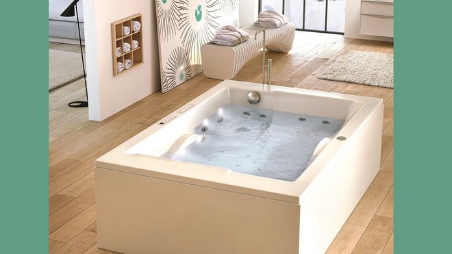 La baignoire Spanéo d’Aquamarine associe les bienfaits relaxants de la balnéothérapie aux effets toniques des jets de spa,  grâce à ses buses très performantes.