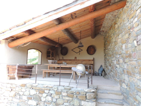 Le gîte la Grange. La charpente et les murs ont été rénovés dans le respect des techniques traditionnelles avec des matériaux récupérés sur le site.