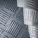 Contour, dessin basé sur une vieille technique d’estampillage qui combine un motif de carreaux avec un jeu de ligne stylé. Collection Revera d’Arte 2017, 5 couleurs.