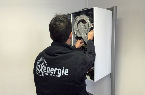 Le réseau de chauffagistes indépendants Axenergie pourra une fois par an, lors de la révision de la chaudière, en ajuster la puissance, et vérifier l'absence de monoxyde de carbone.