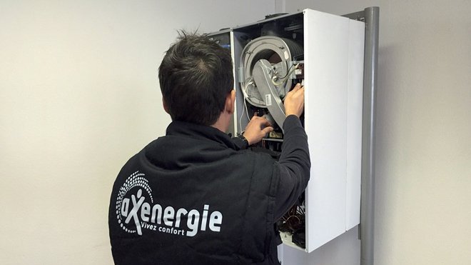 Le réseau de chauffagistes indépendants Axenergie pourra une fois par an, lors de la révision de la chaudière, en ajuster la puissance, et vérifier l'absence de monoxyde de carbone.