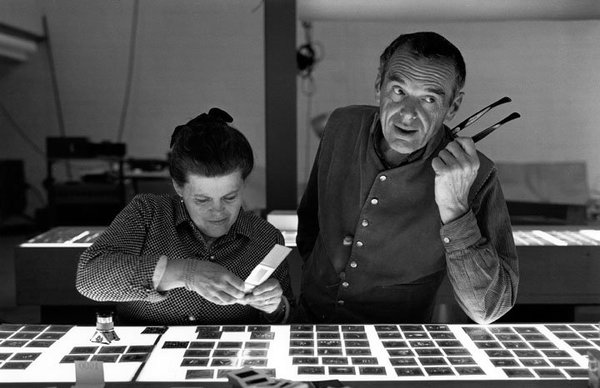 Le couple Eames réalisait lui-même toute la communication autour de leurs créations et notamment les photos et l’iconographie. Sur cette photo, Charles sélectionne des diapositives en compagnie de Ray. Exposition The World of Charles and Ray Eames, Vitra Design Museum.