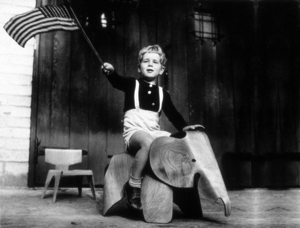 Alex Matter chevauchant un éléphant en Plywood (contreplaqué courbé). Exposition The World of Charles and Ray Eames, Vitra Design Museum.