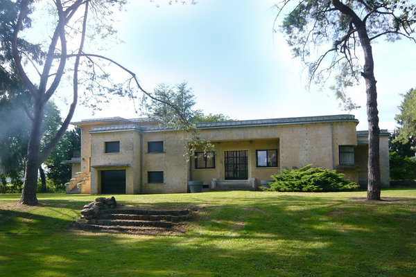 Rénovée partiellement, la maison porte encore l’empreinte du style Art déco notamment sur sa façade qui offre des volumes cubiques, de nombreux décrochements et des surfaces lisses.