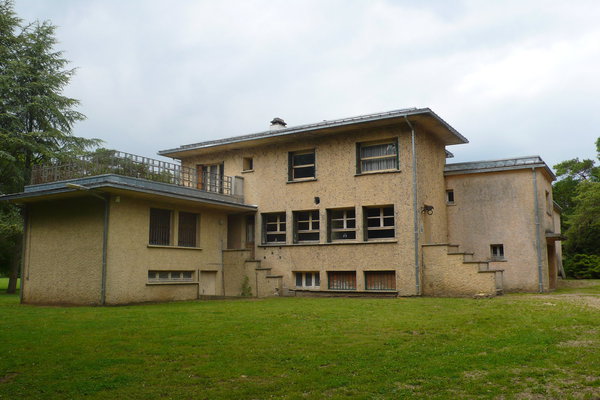 La maison offre une terrasse de 200 m² avec un dessin des garde-corps particulièrement soigné.