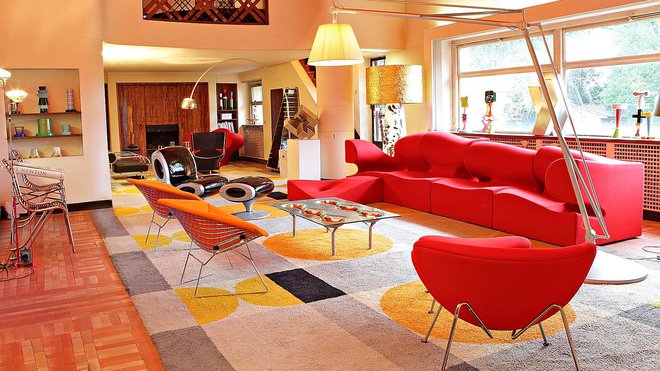 A l’intérieur une pièce-à-vivre de 100 m² en double hauteur avec mezzanine. Ici, la décoration a été revisitée dans un esprit années 1960/70.