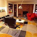 Le mobilier fait aussi la part belle au design des années 1980/90 avec notamment le fauteuil sculptural Big E du designer Ron Arad.