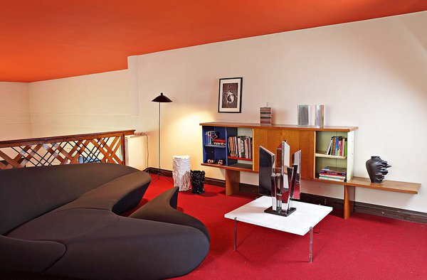 Sur la mezzanine, un lampadaire de Serge Mouille, série Formes Noires, deux vases en résine souple de Gaetano Pesce (création Fish Design édité par Corsi Design Factory) et un vase en céramique de Cédric Ragot (modèle Fast édité par Rosenthal).