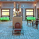 Espace investi avec des pièces de design de la période Memphis typique des années 1980, dont la célèbre bibliothèque Carlton d’Ettore Sottsass.