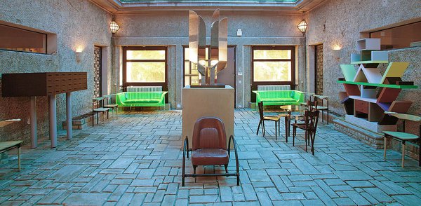Espace investi avec des pièces de design de la période Memphis typique des années 1980, dont la célèbre bibliothèque Carlton d’Ettore Sottsass.