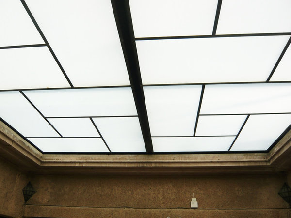 La toiture avec châssis vitrés offre un puits de lumière et un dessin de ferronnerie graphique typique de l’Art déco.