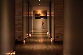Le couloir du Spa Mont Kailash qui mène droit aux cabines.