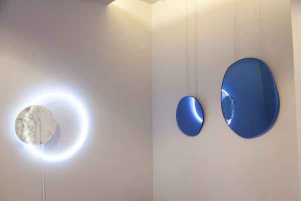 A droite, miroirs Offround, collection Voir le verre (Seeing Glass). Création Sabine Marcelis, réalisée en collaboration avec le designer Brit van Nerven, 2013. A gauche, applique lumineuse de la série Voie. Création Sabine Marcelis en collaboration avec le designer Luuk van den Broek, 2015.