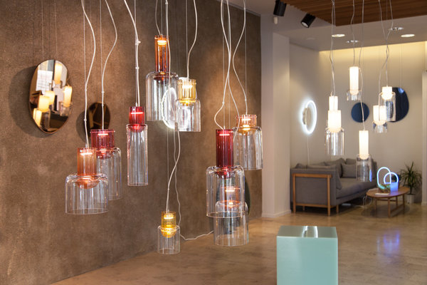 La collection complète Fuse se compose de suspensions (et lampes de tables) qui peuvent être utilisées de façon unique et isolée ou en composition. Création Sabine Marcelis, 2017.