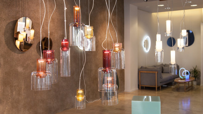 La collection complète Fuse se compose de suspensions (et lampes de tables) qui peuvent être utilisées de façon unique et isolée ou en composition. Création Sabine Marcelis, 2017.