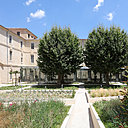 Le Campus Saint-Charles est doté d’un jardin recomposé en carrés de végétation et quadrillé en allées. Le Campus Saint-Charles est doté d’un jardin recomposé en carrés de végétation et quadrillé en allées.