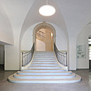 Le hall d’entrée qui a conservé son escalier d’origine et ses espaces voûtés. Le hall d’entrée qui a conservé son escalier d’origine et ses espaces voûtés.