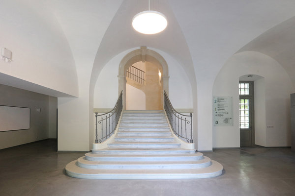 Le hall d’entrée qui a conservé son escalier d’origine et ses espaces voûtés.