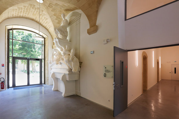 Mélange d’éléments anciens et contemporains pour une architecture intérieure remaniée et facilitant la circulation.