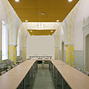 Mise en couleurs des éléments anciens comme les piliers, les voûtes et les corniches avec effets de motifs géométriques bicolores. Mise en couleurs des éléments anciens comme les piliers, les voûtes et les corniches avec effets de motifs géométriques bicolores.