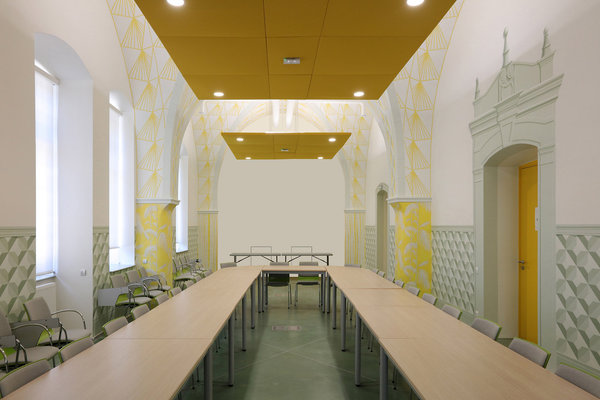 Mise en couleurs des éléments anciens comme les piliers, les voûtes et les corniches avec effets de motifs géométriques bicolores.