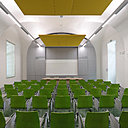 La modernité est apportée par un choix de couleurs actuelles dans le mobilier. La modernité est apportée par un choix de couleurs actuelles dans le mobilier.