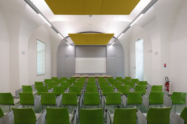 La modernité est apportée par un choix de couleurs actuelles dans le mobilier.