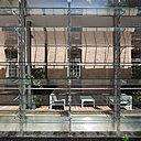 Extension et jardin d’hiver avec façade composée de lames en verre mobiles qui permettent de ventiler l’espace sans cacher le bâtiment restauré. Extension et jardin d’hiver avec façade composée de lames en verre mobiles qui permettent de ventiler l’espace sans cacher le bâtiment restauré.