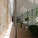 Le nouvel espace de circulation et de repos vitré avec plancher en bois longe la façade de « l’aile des Incurables ». Le nouvel espace de circulation et de repos vitré avec plancher en bois longe la façade de « l’aile des Incurables ».