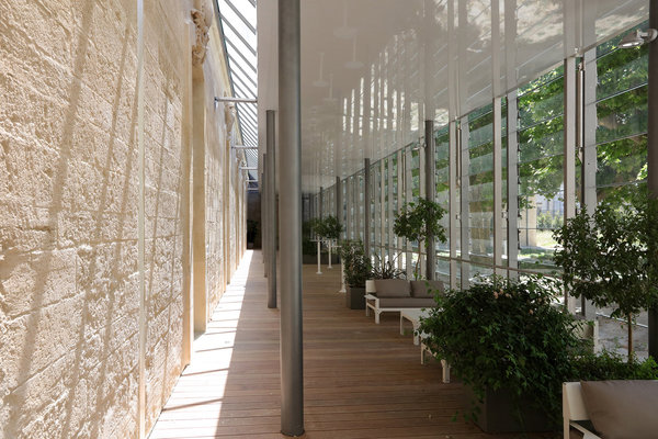 Le nouvel espace de circulation et de repos vitré avec plancher en bois longe la façade de « l’aile des Incurables ».