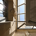 L’extension vitrée ne cache pas les détails architecturaux conservés et restaurés du bâtiment d’origine. L’extension vitrée ne cache pas les détails architecturaux conservés et restaurés du bâtiment d’origine.