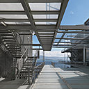 Une série de passerelles légères en acier et en verre séparent les deux volumes arrondis du bâtiment et crée un espace de circulation dessinant une sorte de place publique intermédiaire.