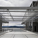 L’espace public supplémentaire et intermédiaire est élevé au-dessus du niveau du sol, au nord du bâtiment. Les escaliers et les ascenseurs conduisent ensuite aux deux blocs du centre d'art. De là, le bâtiment projette 20 mètres sur la mer.