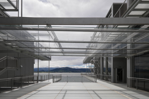 L’espace public supplémentaire et intermédiaire est élevé au-dessus du niveau du sol, au nord du bâtiment. Les escaliers et les ascenseurs conduisent ensuite aux deux blocs du centre d'art. De là, le bâtiment projette 20 mètres sur la mer.