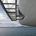 Le bâtiment est recouvert d’une surface unique en son genre, constituée de 270 000 disques de céramique qui reflètent les couleurs miroitantes de la mer et du ciel.