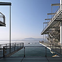 Situé entre le parc et la mer, et sur l'axe du marché local, le Centre Botín a été construit en hauteur, à moitié sur la terre et à moitié au-dessus de l'eau.