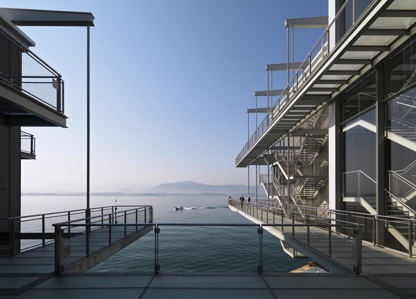 Situé entre le parc et la mer, et sur l'axe du marché local, le Centre Botín a été construit en hauteur, à moitié sur la terre et à moitié au-dessus de l'eau.